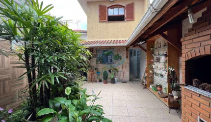 Sobrado Miolo do Ipiranga,3 dormitórios,1 suíte,5 vagas,edícula nos fundos,ótimo estado,aceita permuta por imóvel até 650 mil reais,aceita proposta.