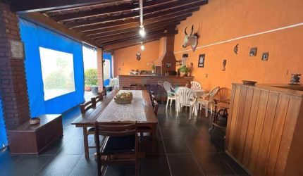 Casa Térrea em ótima localização,com 3 dormitórios,1 suíte,4 vagas,churrasqueira,salão de festas,quintal,aceita permuta por até 50% do valor do imóvel