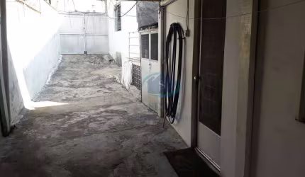 Terreno de 8 X 28 metros com 2 casas térreas na frente  2 quartos,sala,cozinha,banheiro,fundos quarto ,cozinha,sala,wc e 5 vagas,aceita proposta.