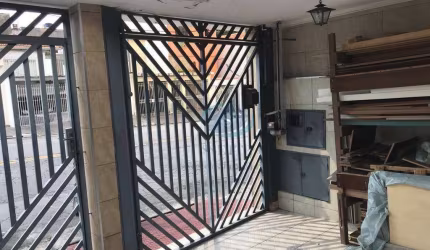 Casa Térrea com 2 dormitórios,2 vagas,entrada lateral,quinta,edícula nos fundos,ótima localização,aceita proposta,