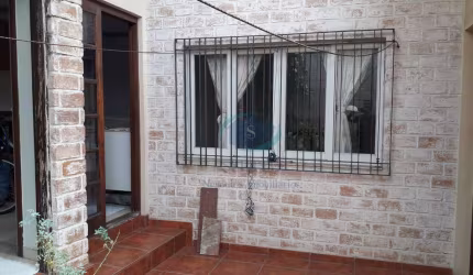 Casa Térrea com 3 dormitórios,1 suíte,em ótimo estado,2 vagass cobertas,entrada lateral,aceita proposta.