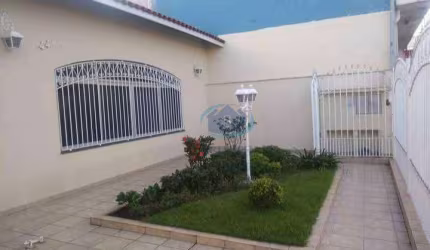 Casa Térrea em excelente localização,impecável com 3 dormitórios,1 suíte,5 vagas,quintal,aceita proposta.