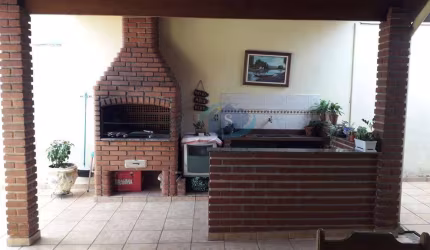 Casa Térrea com 3 dormitórios,sala 2 ambientes,cozinha planejada,2 banheiros,quintal grande com churrasqueira,4 vagas,aceita permuta por apto.