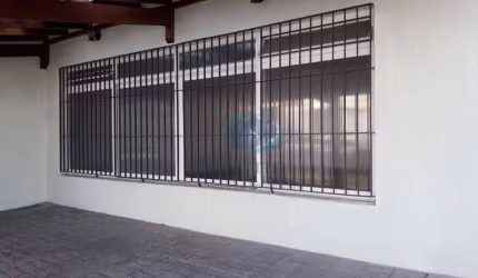 Sobrado com 3 dormitórios,1 suíte,sala grande com 2 ambientes e piso de madeira,cozinha e copa,6 vagas de garagem,quarto de empregada,aceita proposta.