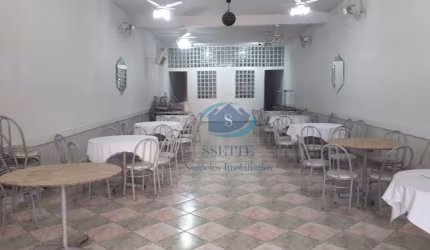 salão comercial no térreo com 110m²,cozinha,copa,4 banheiros,na parete inferior sala,quarto,cozinha,banheiro,um salão de  60m²,2 vagas,aceita proposta