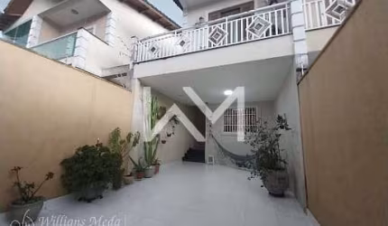 Vendo Belíssimo Sobrado Alto Padrão com 4 dormitorios sendo 2 Suites 4 vagas de garagem, 180m² por