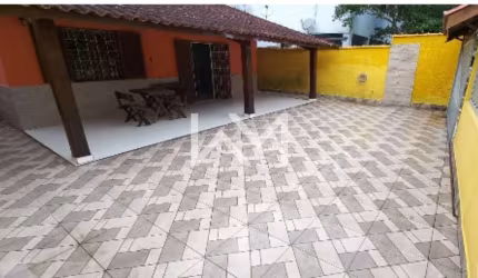 'Encantadora casa térrea com 2 dormitórios, edícula e amplo espaço para 4 vagas de estacionamento!'