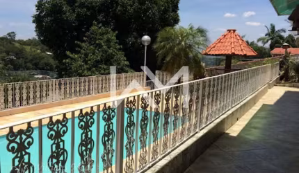 Excelente chácara à venda com piscina, campo de futebol, churrasqueira, garagem coberta para 4 carr