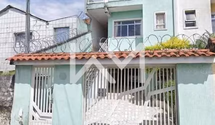 Linda casa assobradada de três andares com excelente vista, próximo às rodovias Fernão Dias e Presi