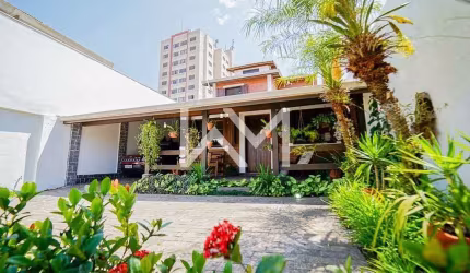 Sobrado à venda com 530m² de terreno com 3 suítes, área gourmet com piscina e churrasqueira e um li