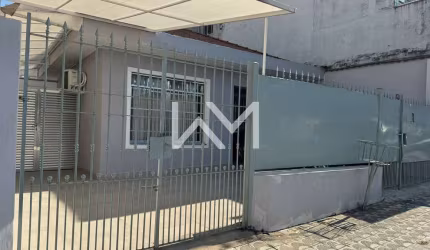 Maravilhosa Casa à venda com 3 dormitórios, sendo 1  suíte, 2 banheiros, 6 vagas de garagem, 225m²,