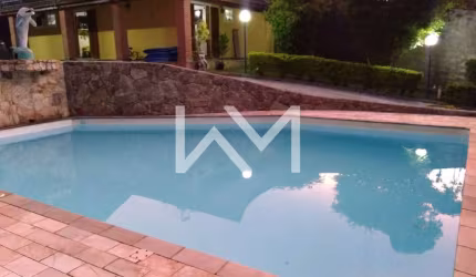 Casa à venda com 4 suítes, piscina, quadra, salão de jogos, sauna e lareira, toda  mobiliada , Jund