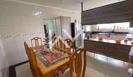 Oportunidade para investidor em terreno com 360m² com 4 casas, excelente localização no Jardim Vila