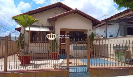CASA TERREA DE ESQUINA À VENDA!