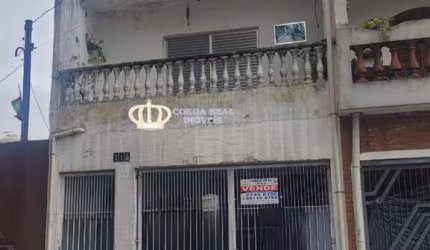 SOBRADO AMPLO COM 3 DORMITORIOS E 7 VAGAS.