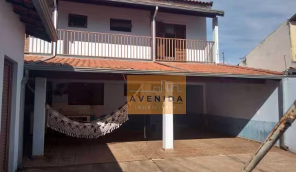 casa em avenida principal do bairro