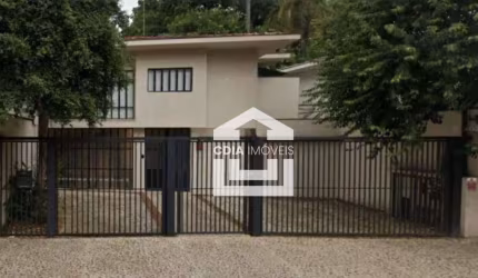Sobrado comercial para locação com 9 salas, 4 banheiros e 6 vagas de garagem. Localizado no Jardim América.
