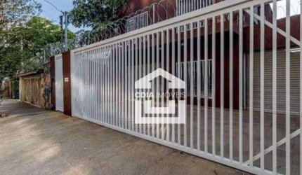 Sobrado comercial para locação com 6 salas, 4 banheiros e 2 vagas de garagem. Localizado em Pinheiros.