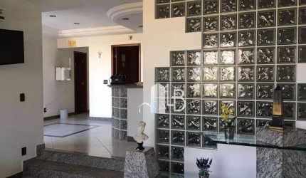 Casa no bairro Custódio pereira com quatro quartos.