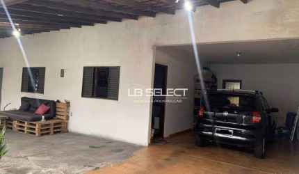 Casa no bairro Santa Mônica com três quartos e uma suíte.