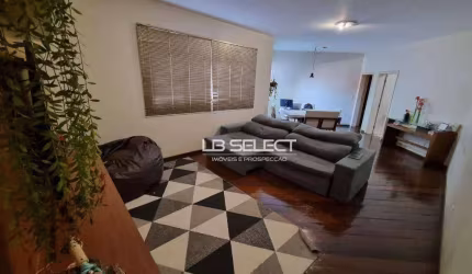 Apartamento no bairro Martins com três quartos.