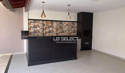 Casa no bairro Santa Mônica com três quartos e área gourmet.