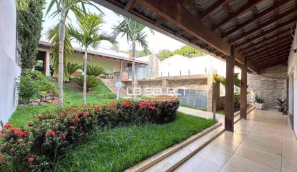 Casa no bairro Cidade Jardim com quatro quartos e áea gourmet completa.