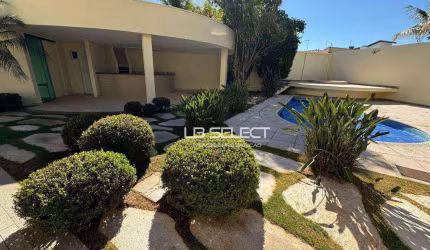 Casa no bairro Jardim Karaíba com quatro quartos, área gourmet completa e academia.