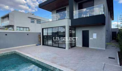 Casa no Condomínio Tamboré com quatro suítes e varanda gourmet.