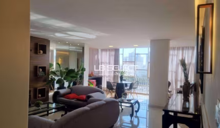 Apartamento no bairro Centro com quatro quartos, duas suítes e duas vagas de garagem.