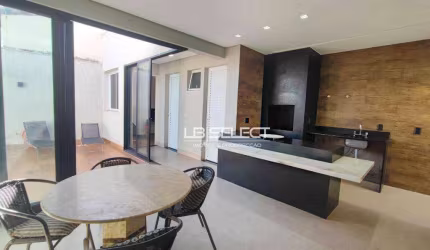 Casa no bairro Alto Umurama com três quartos e varanda gourmet.