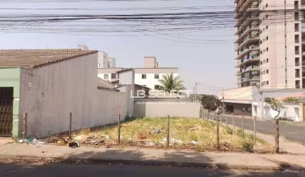 Terreno de esquina no bairro Santa Mônica com 260 metros quadrados.