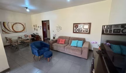 Casa no Cidade Jardim com quatro quartos, uma suíte e amplo quintal.
