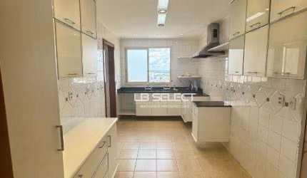 Apartamento no bairro Centro com quatro suítes e três vagas de garagem.