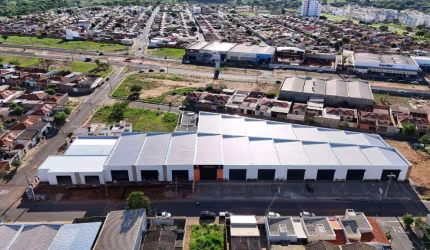 Galpão comercial no bairro Shopping Park com 247 metros quadrados.