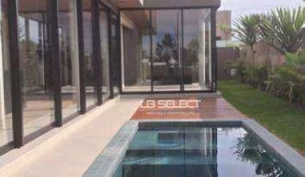 Casa no Condomínio Tamboré com três suítes, escritório com lavabo e varanda gourmet.