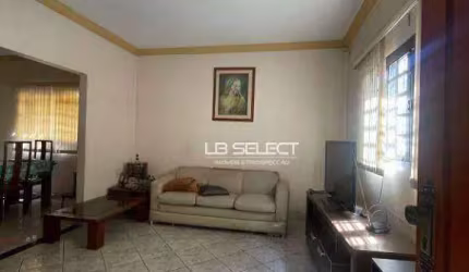 Casa na Vila Oswaldo com três quartos sendo uma suíte, sala, copa, cozinha, banheiro social e quintal