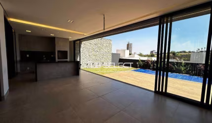 Sobrado no Condomínio Gávea Paradiso com quatro quartos e varanda gourmet.