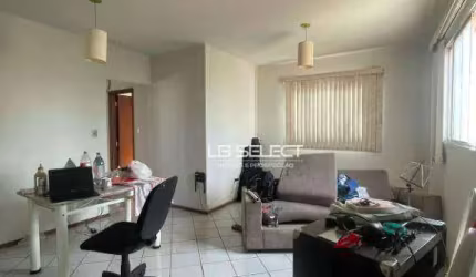 Apartamento com três quartos sendo uma suíte, sala em dois ambientes, banheiro social e garagem para um carro.