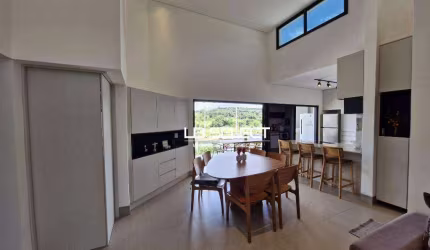 Casa no condomínio Terras Alpha com três quartos, dois escritório e árae gourmet.