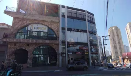 Prédio com 3 andares e elevador para locação