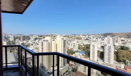 Linda cobertura na principal avenida da cidade. Prédio com lazer completo.