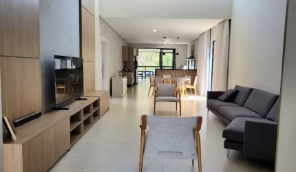 Casa novinha em condomínio fechado com acabamento de alto padrão e espaços integrados.
