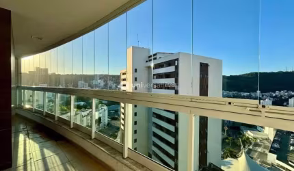 Lindo e amplo apartamento no Estrela Sul com varanda confortável e duas vagas de garagem.