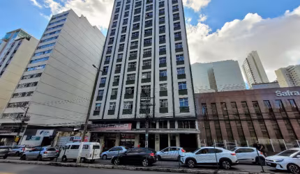 Lindo apartamento com área externa e com reformas. Oportunidade de morar na principal avenida da cidade!!