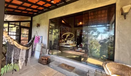 Imponente residência de 5 quartos na Cascata dos Amores: 1 suíte, 2 salas, 8 banheiros, 5 vagas de garagem e 300m² de área em Teresópolis-RJ.