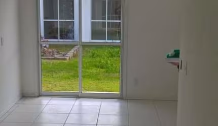 Casa em condomínio fechado com 2 quartos para alugar na Avenida Prefeito Ary Alcântara, 1000, Areal, Pelotas por R$ 1.000