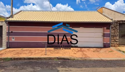 JARDIM DAS PAINEIRAS CASA COM TRÊS DORMITÓRIOS E QUINTAL AMPLO