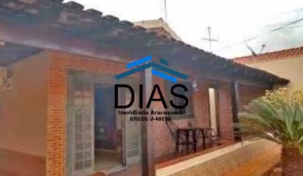 AMERICO BRASILIENSE CASA BEM LOCALIZADA COM TRÊS DORMITÓRIOS E EDICULA