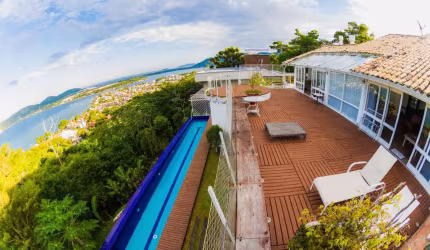 Linda Mansão na Lagoa da Conceição com Vista Total para Dunas da Joaquina